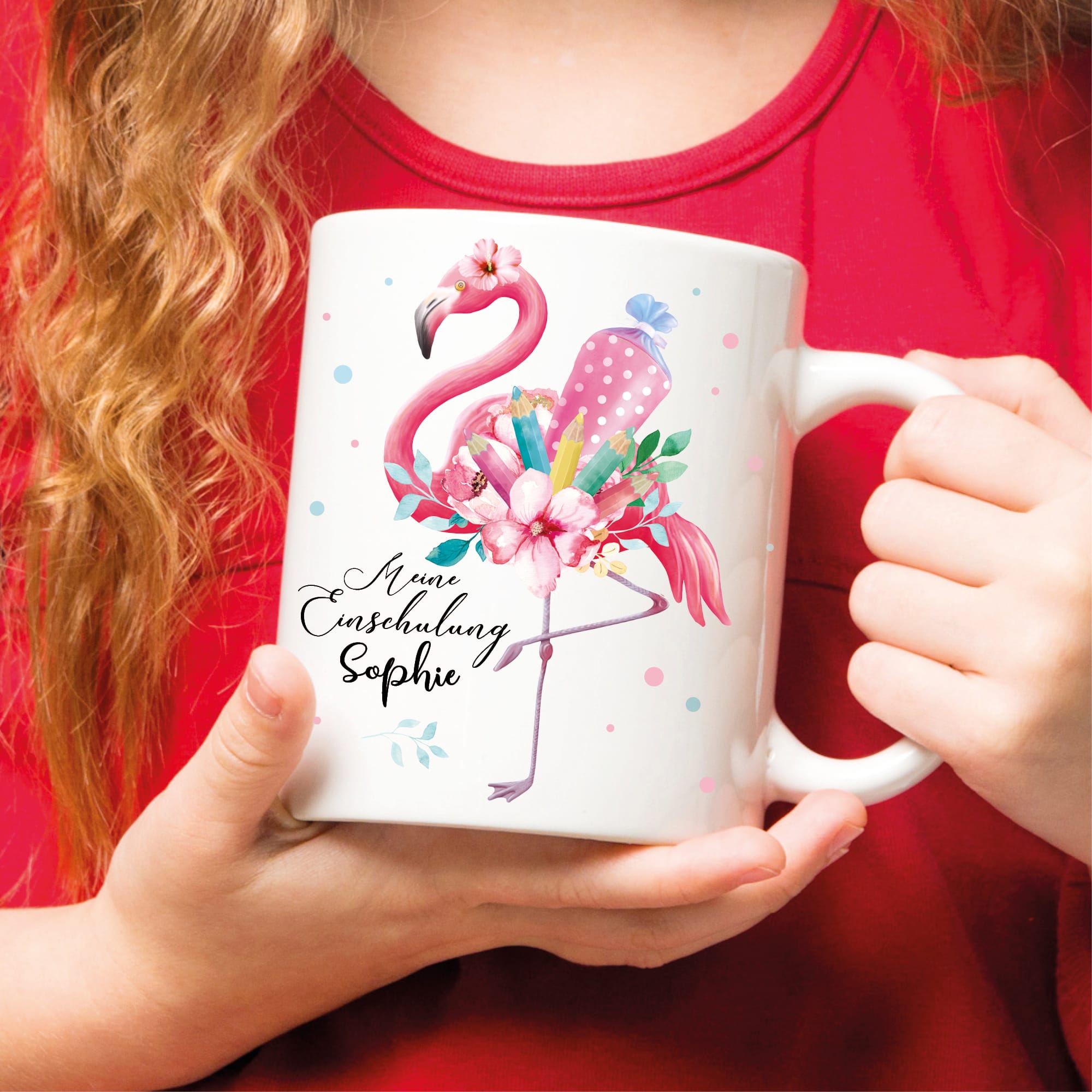 Auf dem Bild ist das Produkt: Tasse aus Keramik oder Kunststoff bedruckt Flamingo Schultüte Stifte Blüten personalisiert mit Wunschnamen und Datum zum Preis von €16.9 abgebildet.