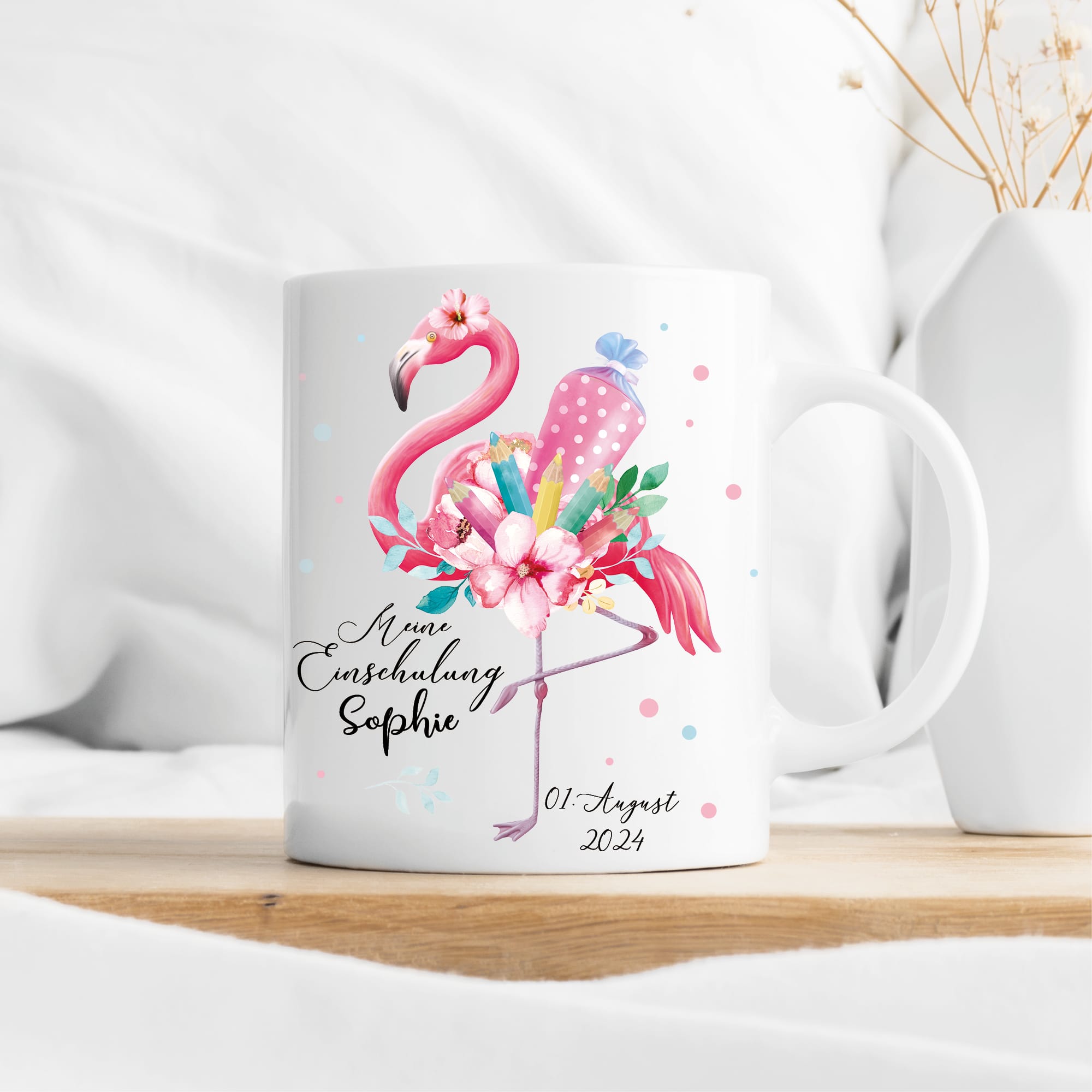 Auf dem Bild ist das Produkt: Tasse aus Keramik oder Kunststoff bedruckt Flamingo Schultüte Stifte Blüten personalisiert mit Wunschnamen und Datum zum Preis von €16.9 abgebildet.