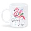 Tasse aus Keramik oder Kunststoff bedruckt Flamingo Schultüte Stifte Blüten personalisiert mit Wunschnamen und Datum Auf dem Bild ist das Produkt: Tasse aus Keramik oder Kunststoff bedruckt Flamingo Schultüte Stifte Blüten personalisiert mit Wunschnamen und Datum zum Preis von €16.9 abgebildet.