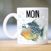 Bedruckte Keramik Tasse Fisch Moin maritim Geschenk Geburtstag 330 ml weiß Auf dem Bild ist das Produkt: Bedruckte Keramik Tasse Fisch Moin maritim Geschenk Geburtstag 330 ml weiß zum Preis von €15.90 abgebildet.