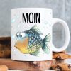 Bedruckte Keramik Tasse Fisch Moin maritim Geschenk Geburtstag 330 ml weiß Auf dem Bild ist das Produkt: Bedruckte Keramik Tasse Fisch Moin maritim Geschenk Geburtstag 330 ml weiß zum Preis von €15.90 abgebildet.