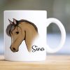 Bedruckte Tasse Becher Pferd personalisiert mit Wunschname Pony Geschenk Mädchen Auf dem Bild ist das Produkt: Bedruckte Tasse Becher Pferd personalisiert mit Wunschname Pony Geschenk Mädchen zum Preis von €17.90 abgebildet.