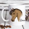 Bedruckte Tasse Becher Pferd personalisiert mit Wunschname Pony Geschenk Mädchen Auf dem Bild ist das Produkt: Bedruckte Tasse Becher Pferd personalisiert mit Wunschname Pony Geschenk Mädchen zum Preis von €17.90 abgebildet.