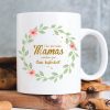 Bedruckte Tasse Nur die besten Mamas werden zur Oma befördert… Geschenk Mama Oma Blätterkranz mit Blumen Auf dem Bild ist das Produkt: Bedruckte Tasse Nur die besten Mamas werden zur Oma befördert… Geschenk Mama Oma Blätterkranz mit Blumen zum Preis von €15.90 abgebildet.