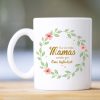 Bedruckte Tasse Nur die besten Mamas werden zur Oma befördert… Geschenk Mama Oma Blätterkranz mit Blumen Auf dem Bild ist das Produkt: Bedruckte Tasse Nur die besten Mamas werden zur Oma befördert… Geschenk Mama Oma Blätterkranz mit Blumen zum Preis von €15.90 abgebildet.