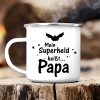 Bedruckter Campingbecher Emaille Mein Superheld heißt Papa Geschenk Geburtstag Vatertag Auf dem Bild ist das Produkt: Bedruckter Campingbecher Emaille Mein Superheld heißt Papa Geschenk Geburtstag Vatertag zum Preis von €18.9 abgebildet.