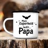 Bedruckter Campingbecher Emaille Mein Superheld heißt Papa Geschenk Geburtstag Vatertag Auf dem Bild ist das Produkt: Bedruckter Campingbecher Emaille Mein Superheld heißt Papa Geschenk Geburtstag Vatertag zum Preis von €18.9 abgebildet.