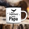 Bedruckter Campingbecher Emaille Mein Superheld heißt Papa Geschenk Geburtstag Vatertag Auf dem Bild ist das Produkt: Bedruckter Campingbecher Emaille Mein Superheld heißt Papa Geschenk Geburtstag Vatertag zum Preis von €18.9 abgebildet.