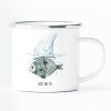 Bedruckter Emaille Campingbecher Fisch mit Haifischflosse Just do it! Geschenk Geburtstag Auf dem Bild ist das Produkt: Bedruckter Emaille Campingbecher Fisch mit Haifischflosse Just do it! Geschenk Geburtstag zum Preis von €18.9 abgebildet.
