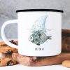 Bedruckter Emaille Campingbecher Fisch mit Haifischflosse Just do it! Geschenk Geburtstag Auf dem Bild ist das Produkt: Bedruckter Emaille Campingbecher Fisch mit Haifischflosse Just do it! Geschenk Geburtstag zum Preis von €18.9 abgebildet.