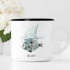 Bedruckter Emaille Campingbecher Fisch mit Haifischflosse Just do it! Geschenk Geburtstag Auf dem Bild ist das Produkt: Bedruckter Emaille Campingbecher Fisch mit Haifischflosse Just do it! Geschenk Geburtstag zum Preis von €18.9 abgebildet.