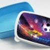 Auf dem Bild ist das Produkt: Brotdose Fußball Fußballer personalisiert mit Wunschnamen Schule Geschenk Geburtstag Einschulungsgeschenk zum Preis von €19.9 abgebildet.