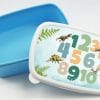 Brotdose mit Zahlen und Dinosauriern personalisiert mit Wunschnamen Schule Einschulungsgeschenk Auf dem Bild ist das Produkt: Brotdose mit Zahlen und Dinosauriern personalisiert mit Wunschnamen Schule Einschulungsgeschenk zum Preis von €19.90 abgebildet.