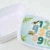 Brotdose mit Zahlen und Dinosauriern personalisiert mit Wunschnamen Schule Einschulungsgeschenk Auf dem Bild ist das Produkt: Brotdose mit Zahlen und Dinosauriern personalisiert mit Wunschnamen Schule Einschulungsgeschenk zum Preis von €19.90 abgebildet.
