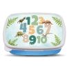 Brotdose mit Zahlen und Dinosauriern personalisiert mit Wunschnamen Schule Einschulungsgeschenk Auf dem Bild ist das Produkt: Brotdose mit Zahlen und Dinosauriern personalisiert mit Wunschnamen Schule Einschulungsgeschenk zum Preis von €19.90 abgebildet.