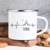 Auf dem Bild ist das Produkt: Campingbecher Emaille Becher Herzschlag Herzfrequenz für Camper mit Zelt, personalisiert Wunschname zum Preis von €18.9 abgebildet.