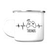 Auf dem Bild ist das Produkt: Campingbecher Emaille Becher Herzschlag Herzfrequenz für Gamer personalisiert Wunschname zum Preis von €18.9 abgebildet.