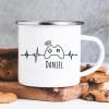 Auf dem Bild ist das Produkt: Campingbecher Emaille Becher Herzschlag Herzfrequenz für Gamer personalisiert Wunschname zum Preis von €18.9 abgebildet.