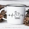 Auf dem Bild ist das Produkt: Campingbecher Emaille Becher Herzschlag Herzfrequenz für Gamer personalisiert Wunschname zum Preis von €18.9 abgebildet.