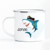 Auf dem Bild ist das Produkt: Campingbecher Emaille Hai Piratenhut personalisiert mit Wunschname Kindertasse Geschenk 300 ml zum Preis von €18.9 abgebildet.