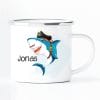 Auf dem Bild ist das Produkt: Campingbecher Emaille Hai Piratenhut personalisiert mit Wunschname Kindertasse Geschenk 300 ml zum Preis von €18.9 abgebildet.
