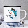 Auf dem Bild ist das Produkt: Campingbecher Emaille Hai Piratenhut personalisiert mit Wunschname Kindertasse Geschenk 300 ml zum Preis von €18.9 abgebildet.