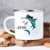 Auf dem Bild ist das Produkt: Campingbecher Emaille Hai Piratenhut personalisiert mit Wunschname Kindertasse Geschenk 300 ml zum Preis von €18.9 abgebildet.