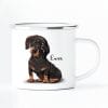 Auf dem Bild ist das Produkt: Campingbecher Emaille Hund Dackel mit Wunschname Emaille Tasse, personalisiertes Geschenk zum Preis von €18.9 abgebildet.