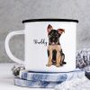 Auf dem Bild ist das Produkt: Campingbecher Emaille Hund Deutscher Schäferhund mit Wunschname Emaille Tasse personalisiertes Geschenk zum Preis von €18.9 abgebildet.