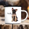 Auf dem Bild ist das Produkt: Campingbecher Emaille Hund Deutscher Schäferhund mit Wunschname Emaille Tasse personalisiertes Geschenk zum Preis von €18.9 abgebildet.