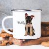 Auf dem Bild ist das Produkt: Campingbecher Emaille Hund Deutscher Schäferhund mit Wunschname Emaille Tasse personalisiertes Geschenk zum Preis von €18.9 abgebildet.