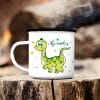 Campingbecher Emaille süßer Dino personalisiert mit Wunschnamen, Geschenk zum Geburtstag Auf dem Bild ist das Produkt: Campingbecher Emaille süßer Dino personalisiert mit Wunschnamen, Geschenk zum Geburtstag zum Preis von €18.90 abgebildet.