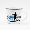 Campingbecher Emaille "SUPermann" SUP Welle, Standuppaddeln Auf dem Bild ist das Produkt: Campingbecher Emaille "SUPermann" SUP Welle, Standuppaddeln zum Preis von €18.9 abgebildet.