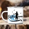 Campingbecher Emaille "SUPermann" SUP Welle, Standuppaddeln Auf dem Bild ist das Produkt: Campingbecher Emaille "SUPermann" SUP Welle, Standuppaddeln zum Preis von €18.9 abgebildet.