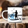 Campingbecher Emaille "SUPermann" SUP Welle, Standuppaddeln Auf dem Bild ist das Produkt: Campingbecher Emaille "SUPermann" SUP Welle, Standuppaddeln zum Preis von €18.9 abgebildet.