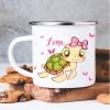Campingbecher Schildkröte Schildkrötchen personalisiert mit Wunschname Emaille, Geschenk Geburtstag Mädchen Auf dem Bild ist das Produkt: Campingbecher Schildkröte Schildkrötchen personalisiert mit Wunschname Emaille, Geschenk Geburtstag Mädchen zum Preis von €17.90 abgebildet.