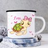 Campingbecher Schildkröte Schildkrötchen personalisiert mit Wunschname Emaille, Geschenk Geburtstag Mädchen Auf dem Bild ist das Produkt: Campingbecher Schildkröte Schildkrötchen personalisiert mit Wunschname Emaille, Geschenk Geburtstag Mädchen zum Preis von €17.90 abgebildet.