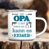 Auf dem Bild ist das Produkt: Emaille Campingbecher Spruch Wenn Papa oder Opa es nicht reparieren kann Outdoorgeschirr zum Preis von €18.9 abgebildet.