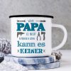 Auf dem Bild ist das Produkt: Emaille Campingbecher Spruch Wenn Papa oder Opa es nicht reparieren kann Outdoorgeschirr zum Preis von €18.9 abgebildet.