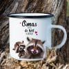 Auf dem Bild ist das Produkt: Emaille Campingbecher Waschbär Omas machen die Welt besser Kaffeetasse Geschenk Muttertag Großmutter, Weihnachtsgeschenk zum Preis von €17.9 abgebildet.