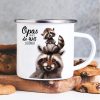 Emaille Campingbecher Waschbär Opas machen die Welt schöner Kaffeetasse Geschenk Vatertag Großvater, Weihnachtsgeschenk Auf dem Bild ist das Produkt: Emaille Campingbecher Waschbär Opas machen die Welt schöner Kaffeetasse Geschenk Vatertag Großvater, Weihnachtsgeschenk zum Preis von €17.90 abgebildet.