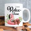 Auf dem Bild ist das Produkt: Geschenkidee Tasse bedruckt Relax Tasse mit Wunschnamen Geschenk Geburtstag Faultier auf Flamingo Personalisierung zum Preis von €18.9 abgebildet.