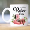 Auf dem Bild ist das Produkt: Geschenkidee Tasse bedruckt Relax Tasse mit Wunschnamen Geschenk Geburtstag Faultier auf Flamingo Personalisierung zum Preis von €18.9 abgebildet.