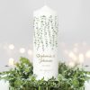 Hochzeitsgeschenk Kerze mit Eukatyptus Girlande Namen und Datum Geschenk zur Hochzeit Hochzeitskerze Auf dem Bild ist das Produkt: Hochzeitsgeschenk Kerze mit Eukatyptus Girlande Namen und Datum Geschenk zur Hochzeit Hochzeitskerze zum Preis von €5.9 abgebildet.