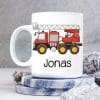 Keramik Tasse bedruckt mit rotem Feuerwehrauto Personalisiert Wunschnamen Kindertasse 330 ml Kaffeetasse Feuerwehr Auf dem Bild ist das Produkt: Keramik Tasse bedruckt mit rotem Feuerwehrauto Personalisiert Wunschnamen Kindertasse 330 ml Kaffeetasse Feuerwehr zum Preis von €18.9 abgebildet.