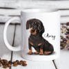 Auf dem Bild ist das Produkt: Keramiktasse bedruckt Hund Dackel mit Wunschnamen Kaffeetasse personalisiert Geschenk Geburtstag 330 ml zum Preis von €18.9 abgebildet.
