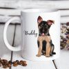 Keramiktasse bedruckt Hund Deutscher Schäferhund mit Wunschnamen Kaffeetasse personalisiert Geschenk Geburtstag 330 ml Auf dem Bild ist das Produkt: Keramiktasse bedruckt Hund Deutscher Schäferhund mit Wunschnamen Kaffeetasse personalisiert Geschenk Geburtstag 330 ml zum Preis von €18.9 abgebildet.