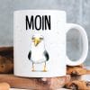 Keramiktasse Möwe Moin maritim Geschenkidee Geburtstag Kaffeetasse 330 ml Auf dem Bild ist das Produkt: Keramiktasse Möwe Moin maritim Geschenkidee Geburtstag Kaffeetasse 330 ml zum Preis von €15.90 abgebildet.