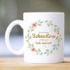 Keramiktasse Nur die besten Schwestern werden zur Tante befördert Geschenk Schwester Blätterkranz mit Blumen Auf dem Bild ist das Produkt: Keramiktasse Nur die besten Schwestern werden zur Tante befördert Geschenk Schwester Blätterkranz mit Blumen zum Preis von €15.90 abgebildet.