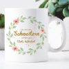 Keramiktasse Nur die besten Schwestern werden zur Tante befördert Geschenk Schwester Blätterkranz mit Blumen Auf dem Bild ist das Produkt: Keramiktasse Nur die besten Schwestern werden zur Tante befördert Geschenk Schwester Blätterkranz mit Blumen zum Preis von €15.90 abgebildet.